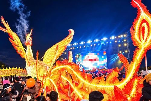 Người dân phố núi đội mưa xem lễ hội Trung thu