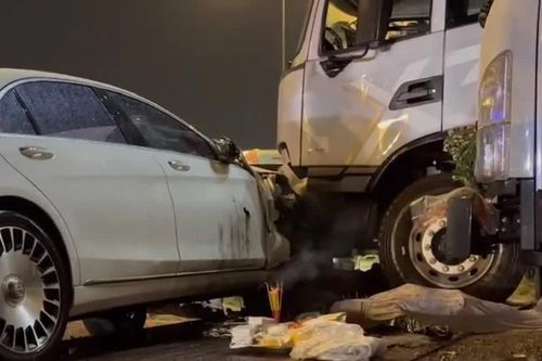 Mercedes tông hàng loạt phương tiện trong mưa, 1 người tử vong