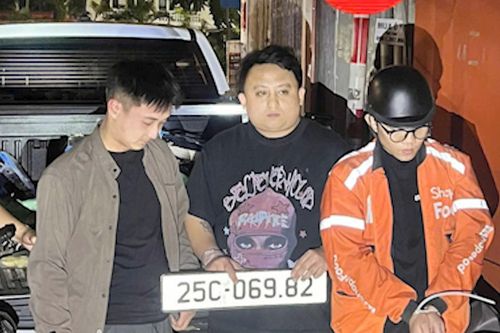 Bắt ba đối tượng đi xe biển giả chở khí cười