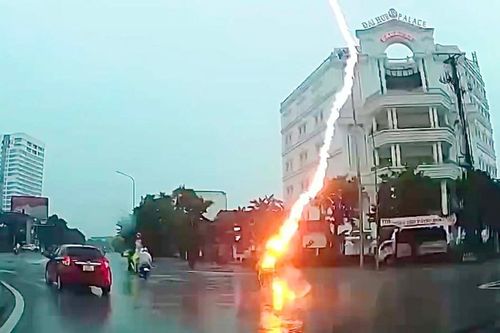 Sét đánh trúng một phụ nữ đi xe máy ở Nghệ An