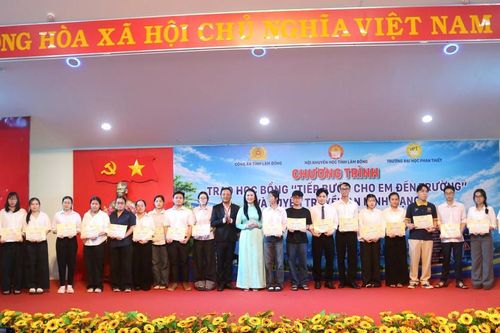 Hội Khuyến học Lâm Đồng phối hợp trao 245 suất học bổng, tuyên truyền an ninh mạng cho sinh viên Trường Đại học Phan Thiết