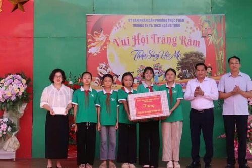 Phó Chủ tịch HĐND tỉnh Bế Minh Đức tặng quà Tết Trung thu Trường Tiểu học và THCS Hoàng Tung