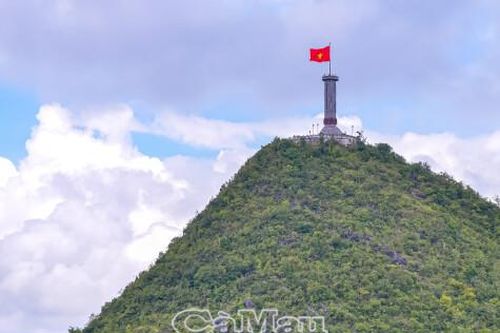 Ngắm Quốc kỳ trên đỉnh Núi Rồng