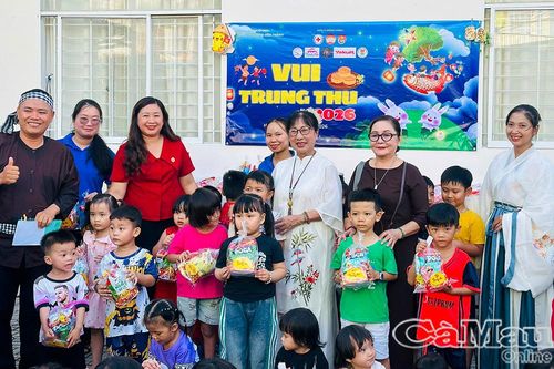 Trung thu rộn rã tiếng cười
