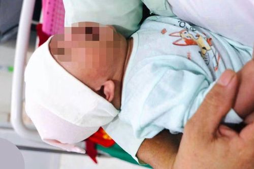 Bé trai hơn 1 tháng tuổi bị bỏ rơi trong đêm bên cổng làng ở Nghệ An, kèm lời nhắn gửi đầy xót xa