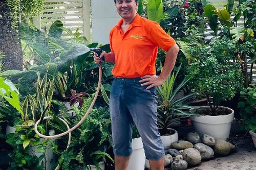 Cuộc sống của MC Quyền Linh trong biệt thự rộng 500m²: Trồng rau, chăm gần 100 gốc hồng, đi dép tổ ong tưới cây