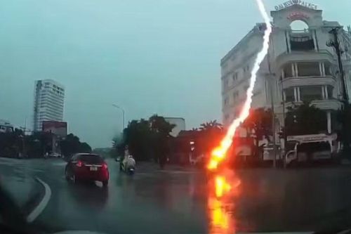 Khoảnh khắc sét đánh tóe lửa, người phụ nữ đi xe máy ở Nghệ An ngã xuống đường