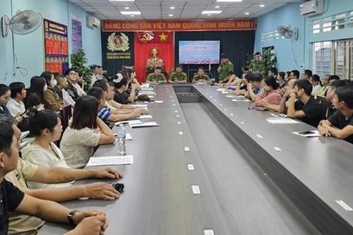 Công an xã Bình Hưng: Tổ chức cho các cơ sở kinh doanh có điều kiện về ANTT ký cam kết PCTP và tệ nạn ma túy