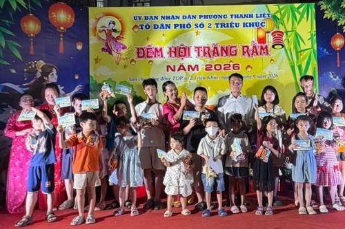 Hà Nội: Tổ dân phố số 2 Triều Khúc trao 600 suất quà Trung thu cho thiếu nhi