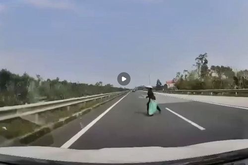 Thản nhiên đi bộ trên cao tốc: Chỉ một bước chân, cả dòng xe gặp họa