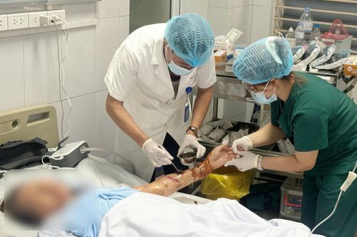 Lóc da, hở lộ xương sau khi bị chó nhà nuôi tấn công