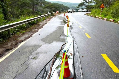 Vết nứt dài 50m lan rộng gần nửa mặt đường trên đèo Mimosa ở Đà Lạt