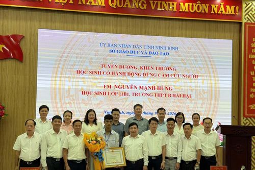 Nam sinh lao xuống nước cứu 2 em nhỏ được Chủ tịch tỉnh tặng Bằng khen