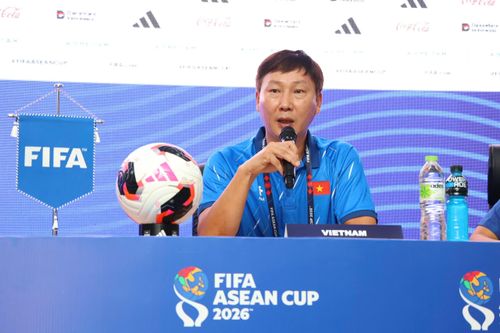 HLV Kim Sang-sik nói lý do 'thăng chức' cho Đình Bắc