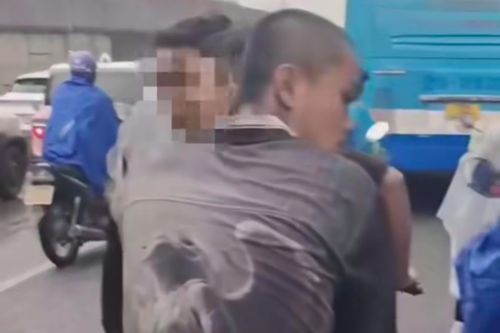 CSGT soi camera tìm nhóm thanh niên đầu trần đi xe máy kẹp 3 trên phố Hà Nội