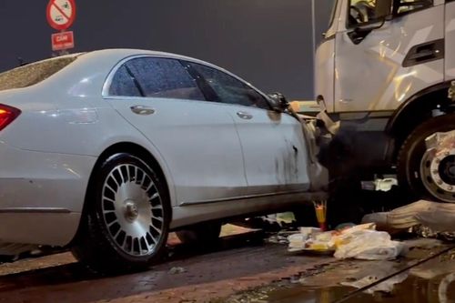 Ô tô Mercedes tông văng 6 xe máy, một người tử vong