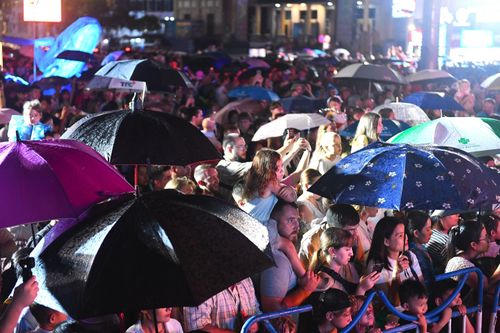 Mưa lớn, du khách nước ngoài vẫn hòa mình vào đêm Trung thu ở Nha Trang