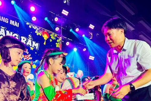 Trẻ em phường Hoàng Mai tràn đầy yêu thương trong Đêm hội trăng rằm 2026