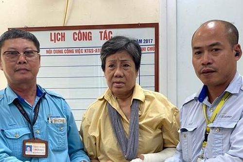 Hành khách nhận lại 100 triệu đồng bỏ quên trên xe buýt