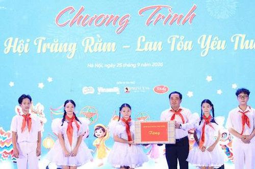 Bí thư Thành ủy Hà Nội Trần Đức Thắng vui Tết Trung thu cùng 1.000 thiếu nhi Thủ đô