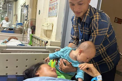 MS 1117: Xót xa cảnh chồng vừa bế con 6 tháng tuổi vừa chăm vợ nằm viện vì chấn thương cột sống sau tai nạn