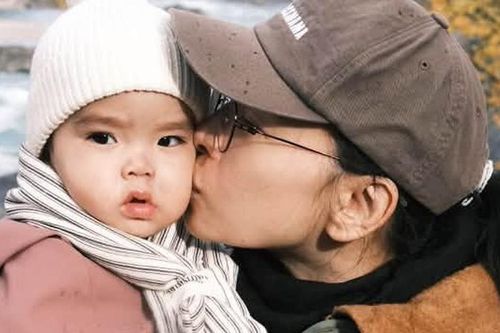 'Tan chảy' với khoảnh khắc đáng yêu của con gái Ngô Thanh Vân ở Na Uy