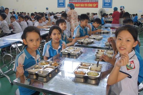 Hà Nội: Cận cảnh suất ăn bán trú trường Tiểu học Quảng Bị 1 sau lùm xùm bị nghi dùng 'thịt ôi', 'tóp mỡ'