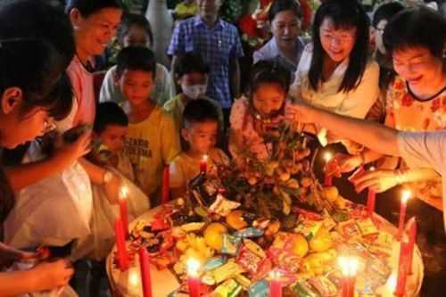 Mâm cỗ đêm Trung thu không bày trong phòng kín mà phải hướng về ánh trăng