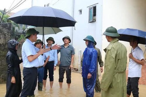 Miền Bắc nắng 34 độ, mưa dông ở Trung Bộ kéo dài hết ngày mai