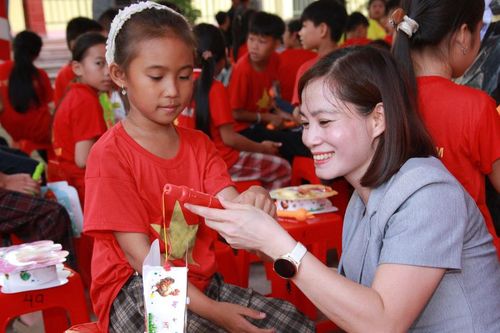 Quỹ Bảo trợ trẻ em Việt Nam thắp sáng ước mơ cho thiếu nhi xã miền núi ở PhúThọ