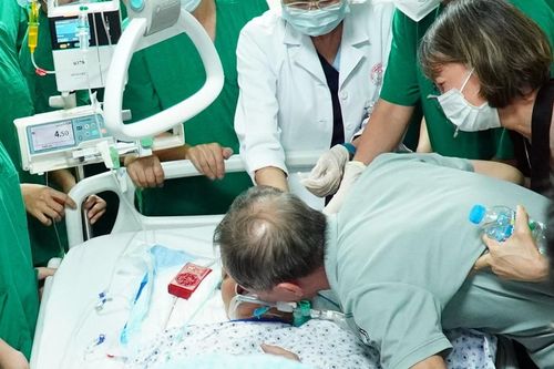 Chồng, con nghẹn ngào hôn tiễn biệt nữ nhân viên y tế trước khi hiến tạng