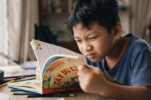 Cận thị ở trẻ: Những dấu hiệu sớm cha mẹ dễ bỏ qua