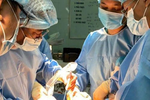 Tháo nẹp vít sau 4 năm, phẫu thuật gặp khó