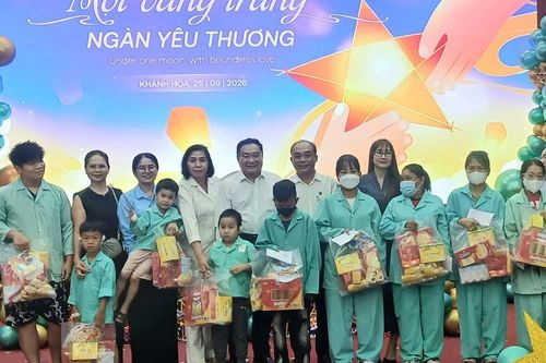Trung thu ấm áp cho bệnh nhi ở Khánh Hòa