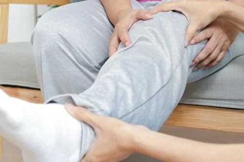 3 năm sợ phẫu thuật, người phụ nữ nhập viện với biến chứng nặng, yếu liệt chân