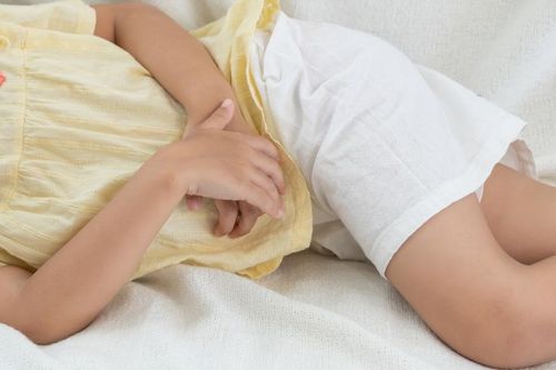Bé gái 4 tuổi liên tục chảy dịch 'vùng kín', nguyên nhân khiến bác sĩ bất ngờ