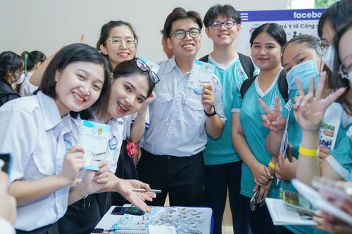 Đại học Y Dược TPHCM đưa vaccine vào đào tạo bác sĩ sau đại học