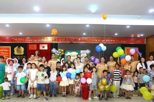 Mùa trăng không muộn và nụ cười rạng rỡ của những 'hậu phương nhí' Cảnh sát giao thông Hà Nội