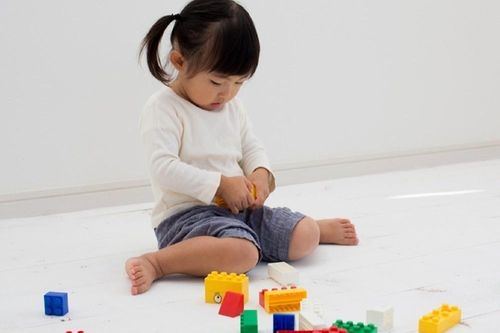 Tư thế ngồi trẻ rất thích, cha mẹ vẫn cần lưu ý điều này