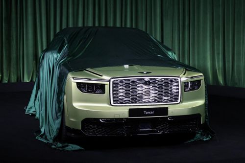 Thấy gì khi Bentley ra mắt mẫu xe điện đầu tiên?