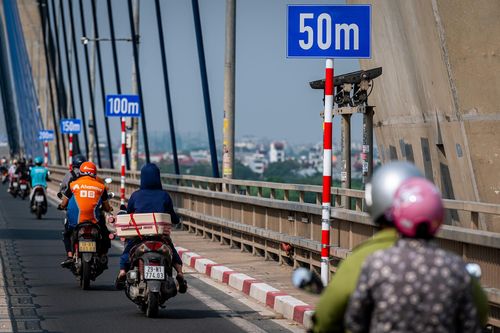 Biển báo khoảng cách lần đầu xuất hiện trên cầu Nhật Tân