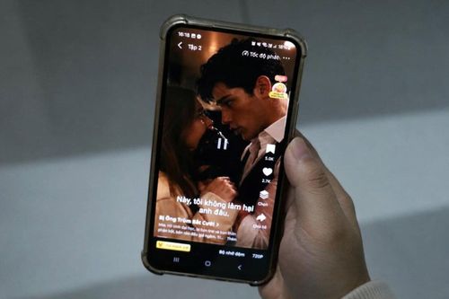 Giao điện thoại cho con, cha mẹ giật mình với đề xuất phim AI thô tục