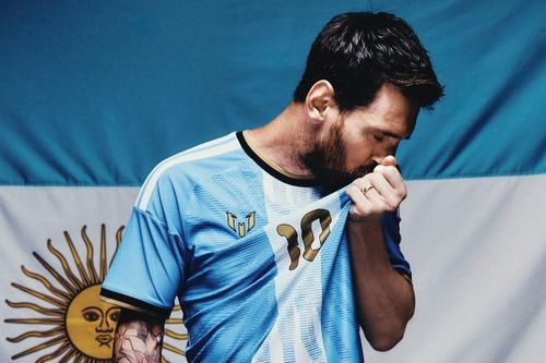 Messi mặc áo đấu nào trong trận giã từ tuyển Argentina?