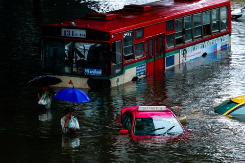 Kệ hàng trống trơn, ôtô bị nước lũ nhấn chìm ở Bangkok