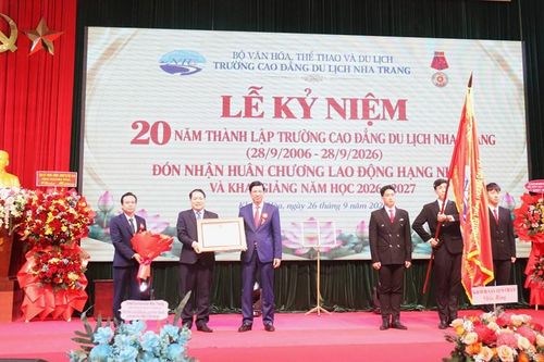 Trường CĐDL Nha Trang đón nhận Huân chương Lao động hạng Nhất