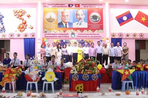 Học sinh Trường song ngữ Lào-Việt Nam Nguyễn Du vui Tết Trung thu