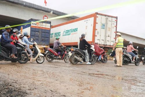 Đồng hành, tháo gỡ điểm ùn ứ tại cửa ngõ phía Tây