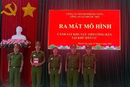 Cảnh sát khu vực Công an xã Phước Trà tiếp công dân tại khu dân cư