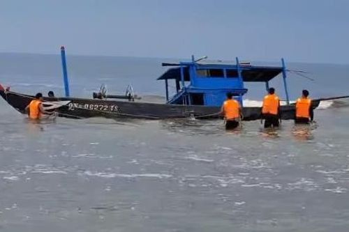 Cứu ngư dân gặp nạn