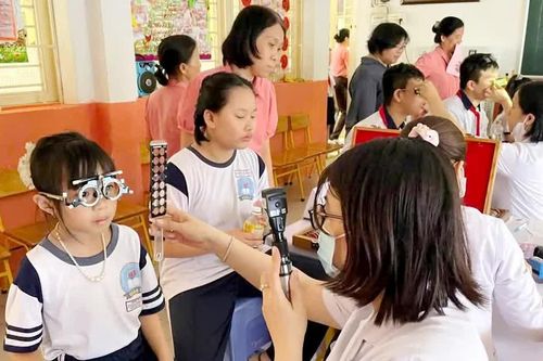 Cận thị ở trẻ tăng nhanh, nguy cơ biến chứng về mắt lâu dài